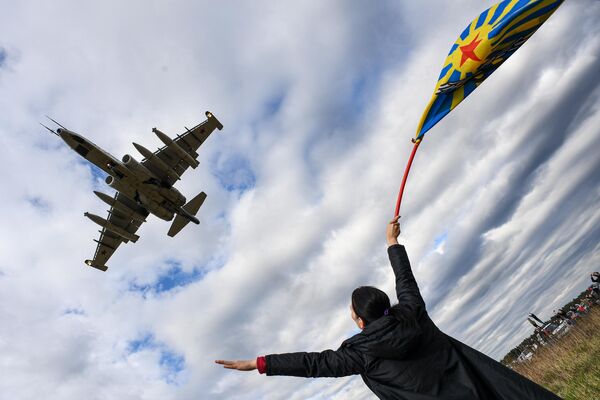 Máy bay tấn công Su-25 biểu diễn tại lễ hội hàng không kỷ niệm Ngày Chiến thắng ở Kubinka - Sputnik Việt Nam