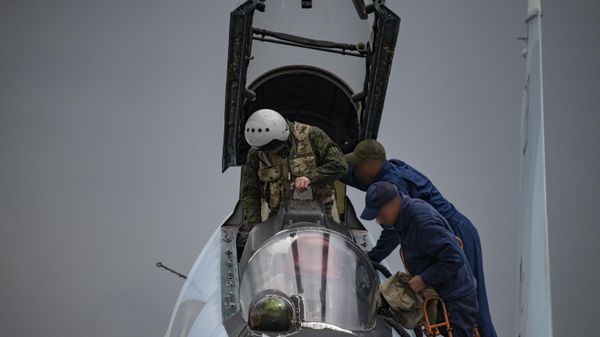Kỹ thuật viên và phi công máy bay chiến đấu đa chức năng Su-30SM của Lực lượng Hàng không Vũ trụ Nga tại sân bay triển khai máy bay chiến đấu của Lực lượng Hàng không Vũ trụ Nga tham gia  chiến dịch quân sự đặc biệt - Sputnik Việt Nam