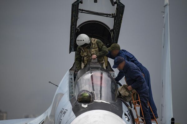 Kỹ thuật viên và phi công máy bay chiến đấu đa chức năng Su-30SM của Lực lượng Hàng không Vũ trụ Nga tại sân bay triển khai máy bay chiến đấu của Lực lượng Hàng không Vũ trụ Nga tham gia chiến dịch quân sự đặc biệt - Sputnik Việt Nam