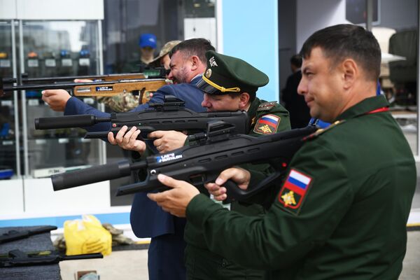 Người tham dự Diễn đàn kỹ thuật quân sự quốc tế lần thứ X “Army-2024” tại Trung tâm triển lãm và hội nghị &quot;Patriot&quot; - Sputnik Việt Nam