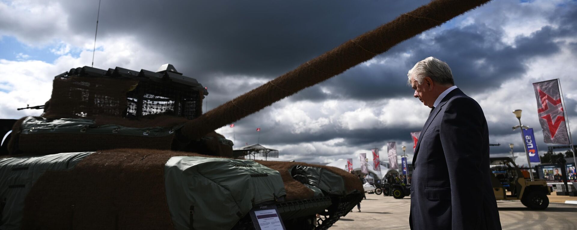 Khách tham quan cạnh xe tăng T-72B3M tại Diễn đàn kỹ thuật quân sự quốc tế lần thứ X “Army-2024” , Trung tâm triển lãm và hội nghị Patriot - Sputnik Việt Nam, 1920, 02.02.2026