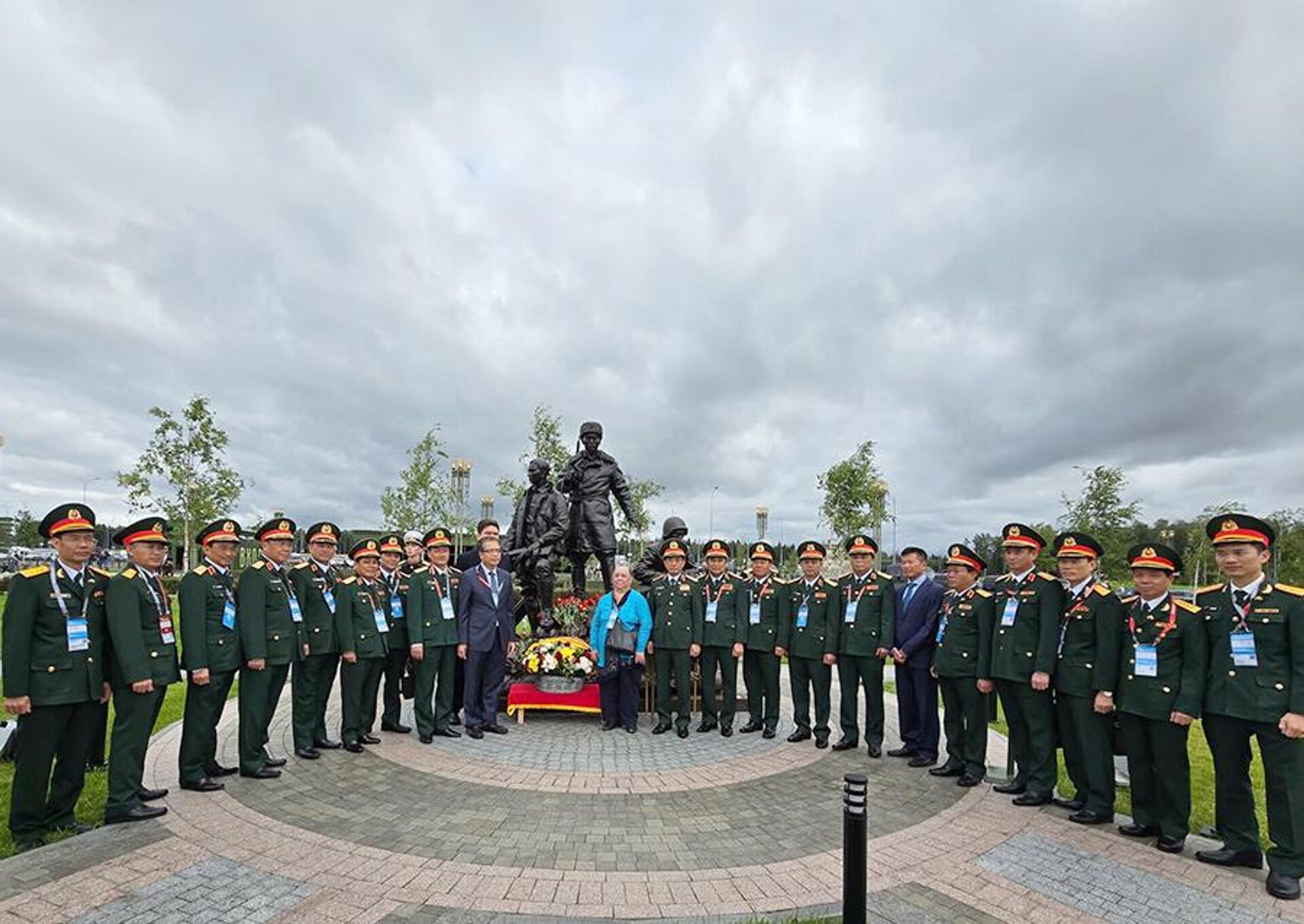 Đại tướng Phan Văn Giang chụp ảnh chung với các đại biểu bên đài tưởng niệm. - Sputnik Việt Nam, 1920, 13.08.2024