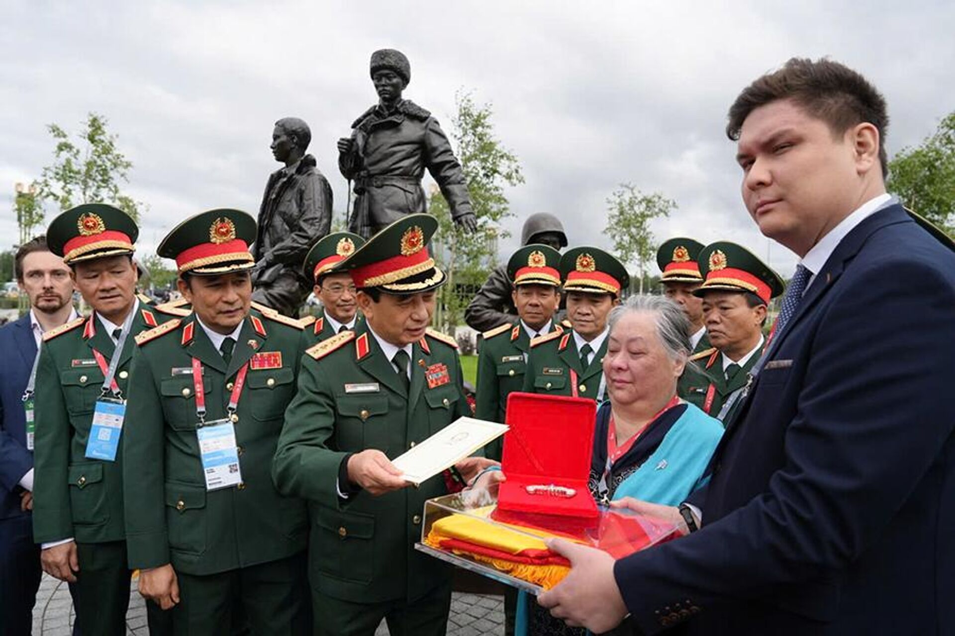 Đại tướng Phan Văn Giang thăm hỏi, động viên, trao cờ Tổ quốc tặng bà Lê Thị Phượng. - Sputnik Việt Nam, 1920, 13.08.2024