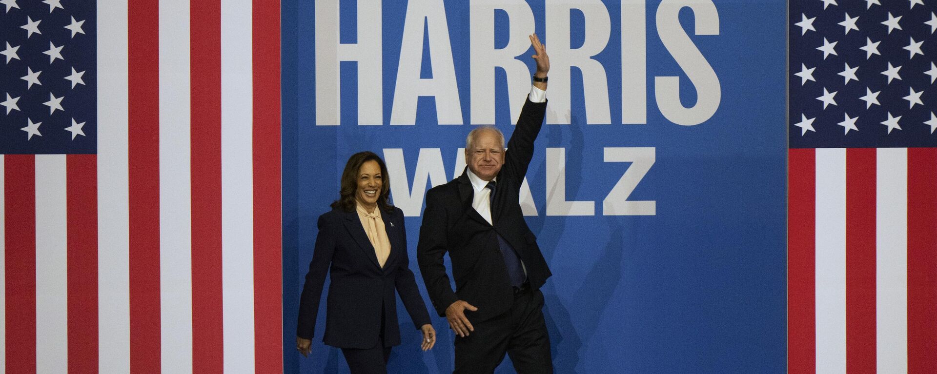 Ứng cử viên tổng thống của đảng Dân chủ, Phó Tổng thống Kamala Harris và người đồng tranh cử của bà là Thống đốc Minnesota Tim Walz đến một cuộc vận động tranh cử ở Philadelphia, Hoa Kỳ. - Sputnik Việt Nam, 1920, 17.08.2024