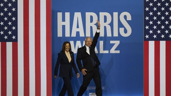 Ứng cử viên tổng thống của đảng Dân chủ, Phó Tổng thống Kamala Harris và người đồng tranh cử của bà là Thống đốc Minnesota Tim Walz đến một cuộc vận động tranh cử ở Philadelphia, Hoa Kỳ. - Sputnik Việt Nam