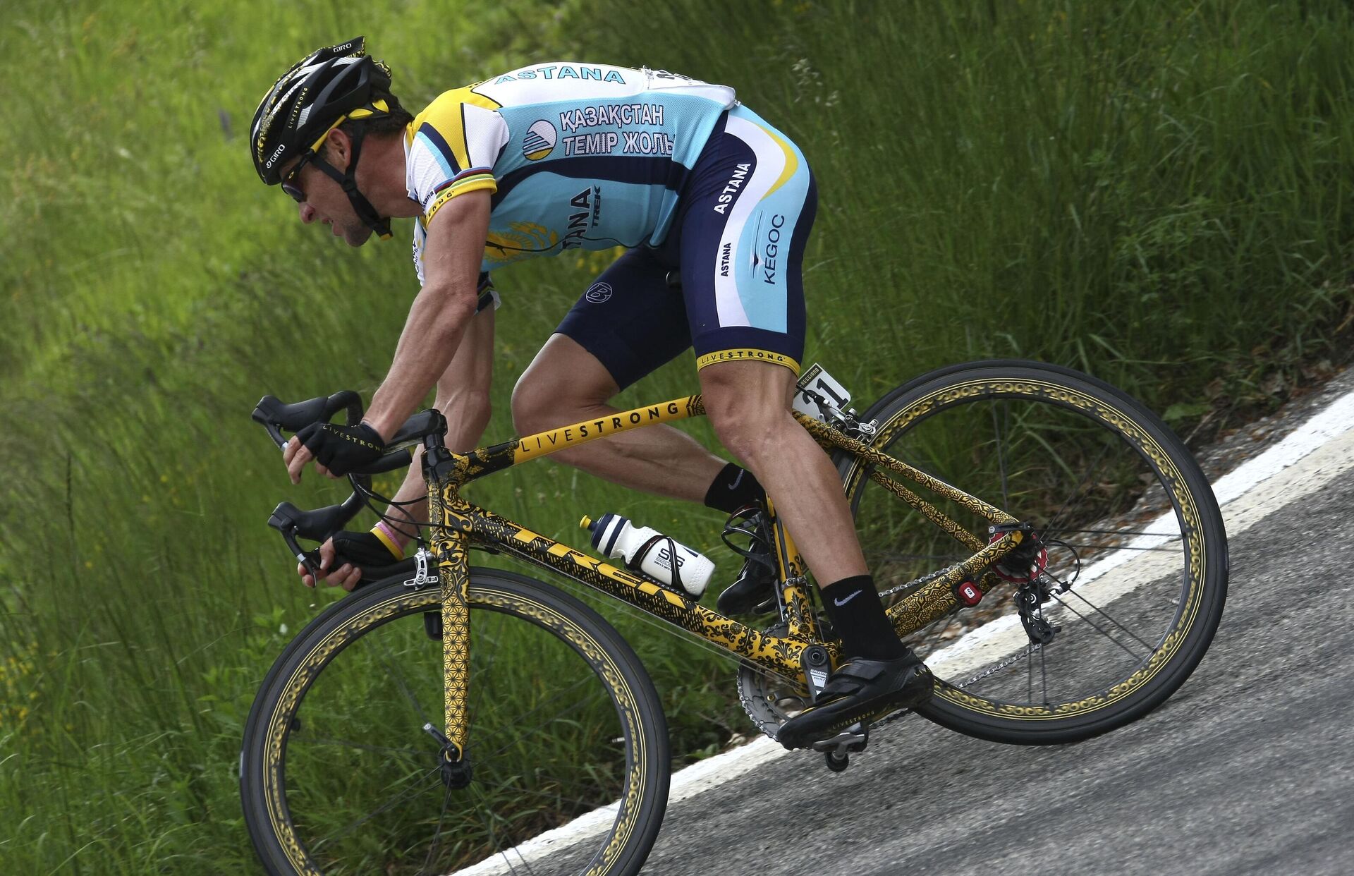 Tay đua Lance Armstrong trên chiếc xe đạp KAWS TREK Madone tại giải Giro d'Italia, 2009 - Sputnik Việt Nam, 1920, 15.08.2024