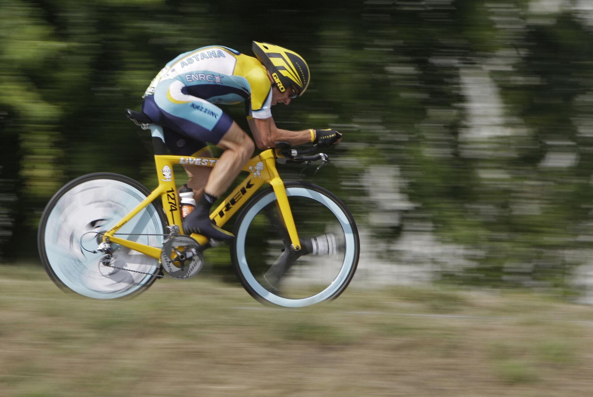 Tay đua Lance Armstrong trên chiếc xe đạp Trek Yoshimoto Nara Speed Concept tại giải Tour de France năm 2009 - Sputnik Việt Nam, 1920, 15.08.2024