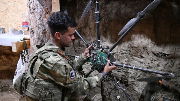 Cựu công dân Hoa Kỳ Will với biệt hiệu Boston, người đã ký hợp đồng với Bộ Quốc phòng Nga, thực hiện các nhiệm vụ chiến đấu điều khiển máy bay không người lái (UAV) trong đơn vị súng trường cơ giới nhóm quân «Trung tâm» ở hướng Avdeevsky tại chiến dịch quân sự đặc biệt - Sputnik Việt Nam