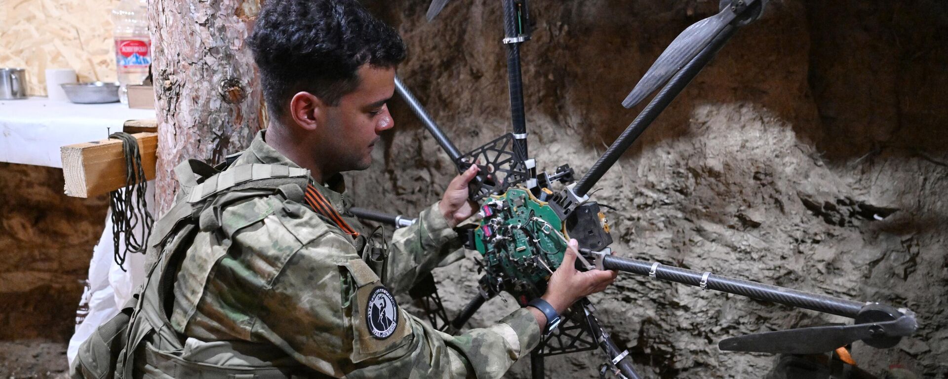 Cựu công dân Hoa Kỳ Will với biệt hiệu Boston, người đã ký hợp đồng với Bộ Quốc phòng Nga, thực hiện các nhiệm vụ chiến đấu điều khiển máy bay không người lái (UAV) trong đơn vị súng trường cơ giới nhóm quân «Trung tâm» ở hướng Avdeevsky tại chiến dịch quân sự đặc biệt - Sputnik Việt Nam, 1920, 24.07.2025