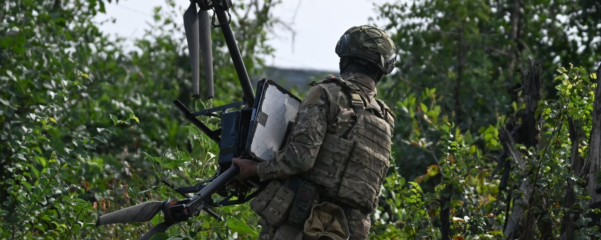 Quân nhân đơn vị phòng không thuộc Nhóm quân Trung tâm vác một UAV Baba Yaga bị bắn rơi tại vị trí chiến đấu ở hướng Avdeevka trong khu vực chiến dịch quân sự đặc biệt - Sputnik Việt Nam, 1920, 21.08.2024