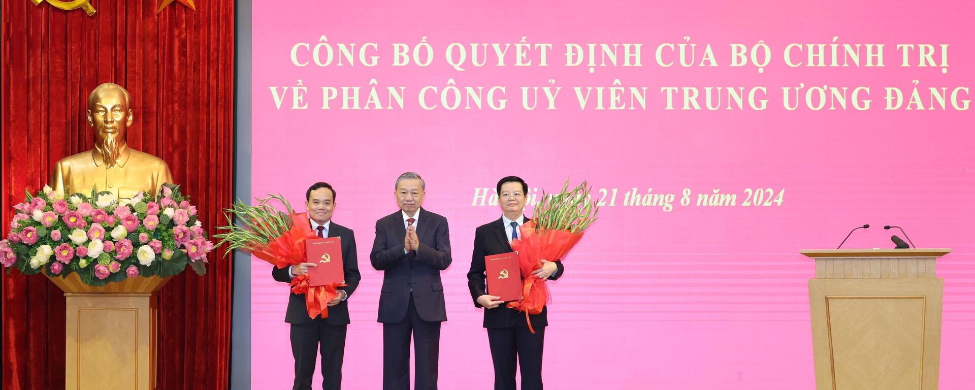 Tổng Bí thư, Chủ tịch nước Tô Lâm trao Quyết định phân công nhiệm vụ của Bộ Chính trị và tặng hoa chúc mừng các đồng chí Trần Lưu Quang (bên trái), Trưởng Ban Kinh tế Trung ương và Mai Văn Chính (bên phải), Trưởng Ban Dân vận Trung ương.  - Sputnik Việt Nam, 1920, 21.08.2024