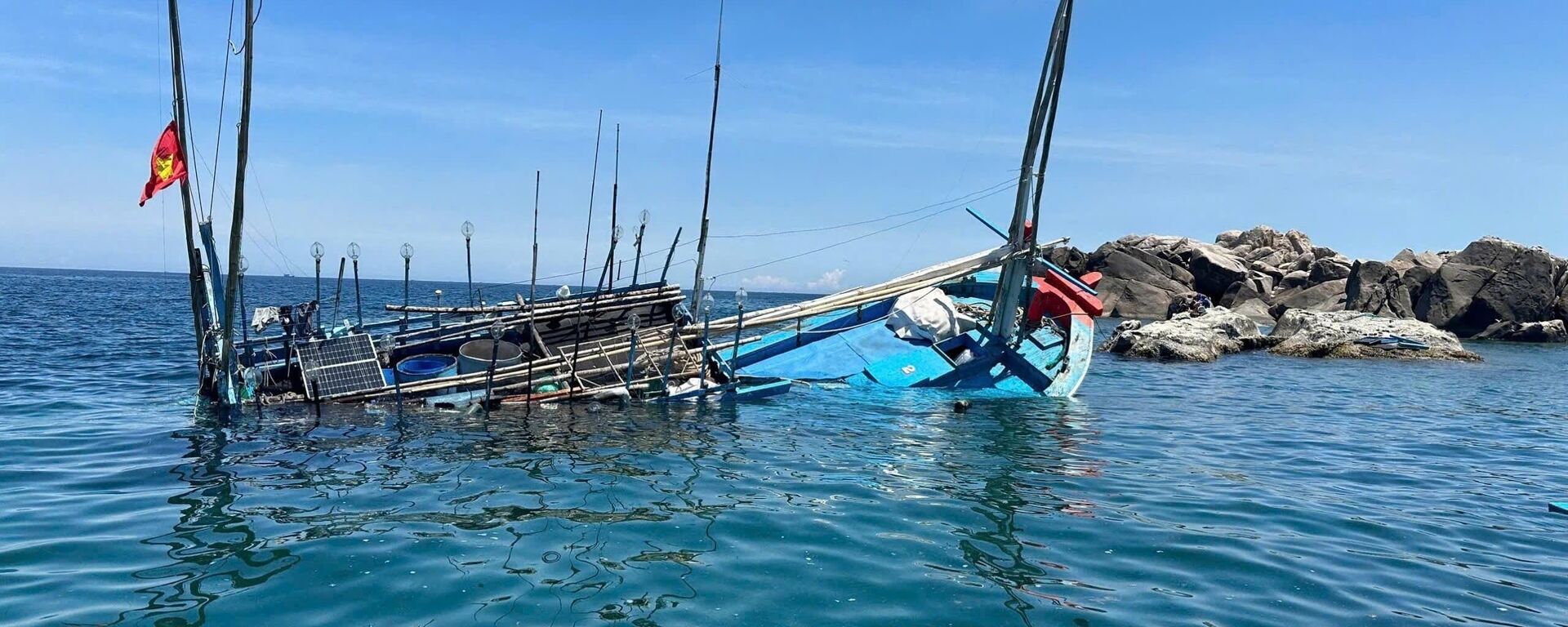 Tàu Vùng 4 Hải quân phối hợp cùng ngư dân cứu nạn một tàu cá Bình Định bị phá nước - Sputnik Việt Nam, 1920, 25.08.2024