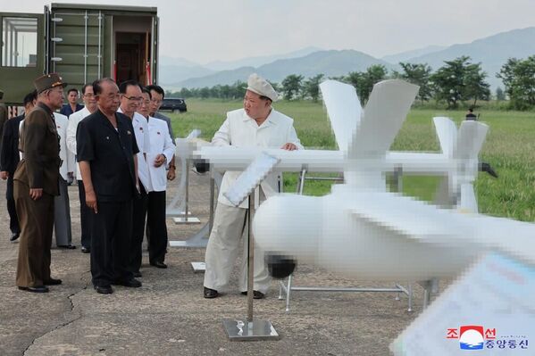 Nhà lãnh đạo Triều Tiên Kim Jong-un hôm thứ Bảy đã giám sát cuộc thử nghiệm máy bay không người lái do Viện nghiên cứu máy bay không người lái thuộc Học viện Quốc phòng CHDCND Triều Tiên thực hiện - Sputnik Việt Nam