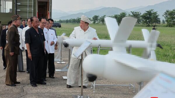 Nhà lãnh đạo Triều Tiên Kim Jong-un hôm thứ Bảy đã giám sát cuộc thử nghiệm máy bay không người lái do Viện nghiên cứu máy bay không người lái thuộc Học viện Quốc phòng CHDCND Triều Tiên thực hiện - Sputnik Việt Nam