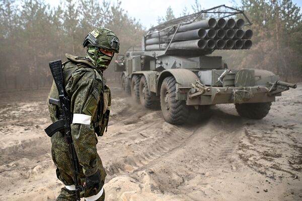 Kíp điều khiển hệ thống tên lửa phóng loạt (MLRS) 9K57 &quot;Uragan&quot;của quân đội Nga khai hỏa trong khu vực chiến dịch quân sự đặc biệt - Sputnik Việt Nam