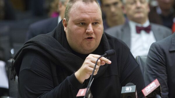 In this Wednesday, July 3, 2013 file photo, Internet entrepreneur Kim Dotcom speaks during the Intelligence and Security select committee hearing at Parliament in Wellington, New Zealand - Sputnik Việt Nam