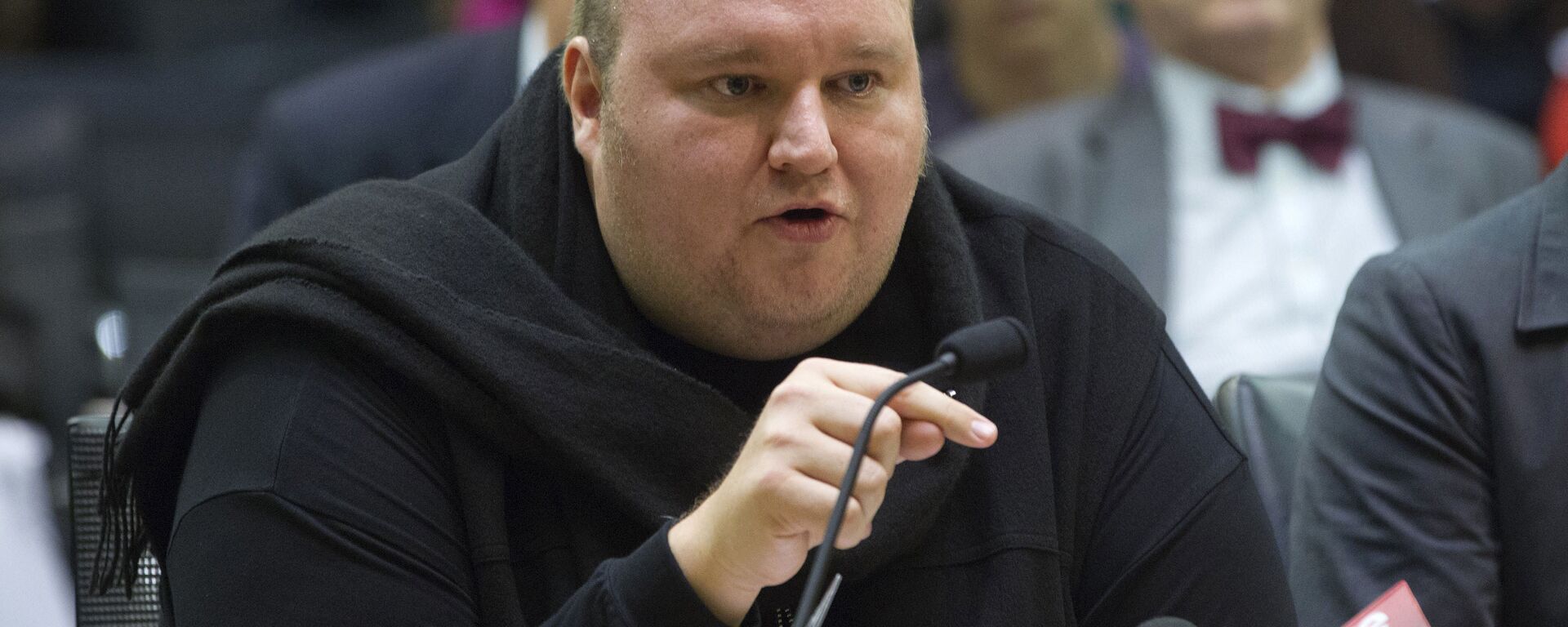 In this Wednesday, July 3, 2013 file photo, Internet entrepreneur Kim Dotcom speaks during the Intelligence and Security select committee hearing at Parliament in Wellington, New Zealand - Sputnik Việt Nam, 1920, 27.08.2024