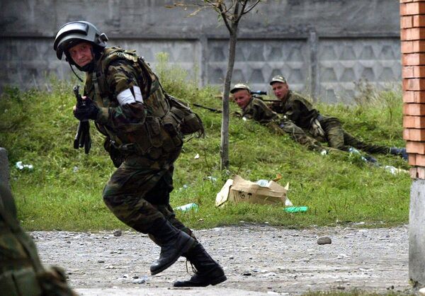 Các quân nhân đội “Alpha” chiếm giữ vị trí trong ngôi trường bị chiếm ở Beslan, Bắc Ossetia, ngày 3 tháng 9 năm 2004 - Sputnik Việt Nam