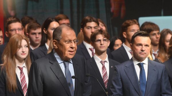 Ngoại trưởng Nga S. Lavrov nói chuyện với các sinh viên tại trường chuyên mang tên. E. M. Primakov - Sputnik Việt Nam