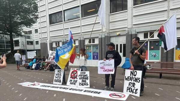 Biểu tình phản đối việc cung cấp vũ khí của phương Tây cho Ukraina ở The Hague - Sputnik Việt Nam