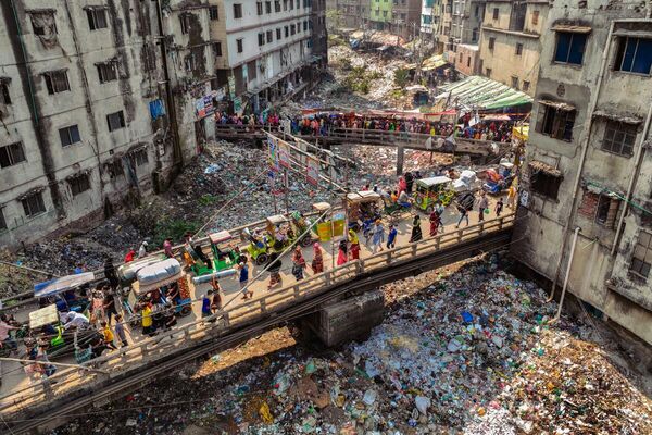 Tác phẩm “Kênh nước thải” của nhiếp ảnh gia Bangladesh Mushfiqul Alam. Lưu ý đặc biệt từ ban giám khảo. «Nhìn từ trên xuống», ảnh đơn - Sputnik Việt Nam