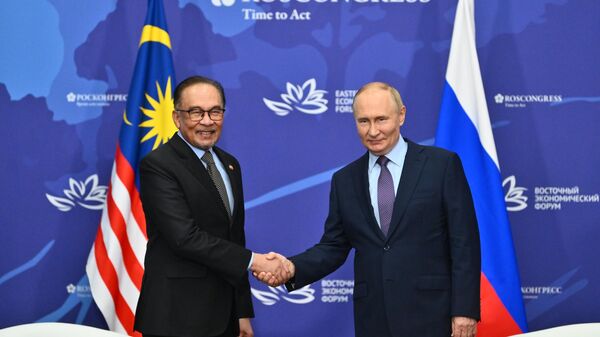 Tổng thống Nga Vladimir Putin và Thủ tướng Malaysia Anwar Ibrahim - Sputnik Việt Nam