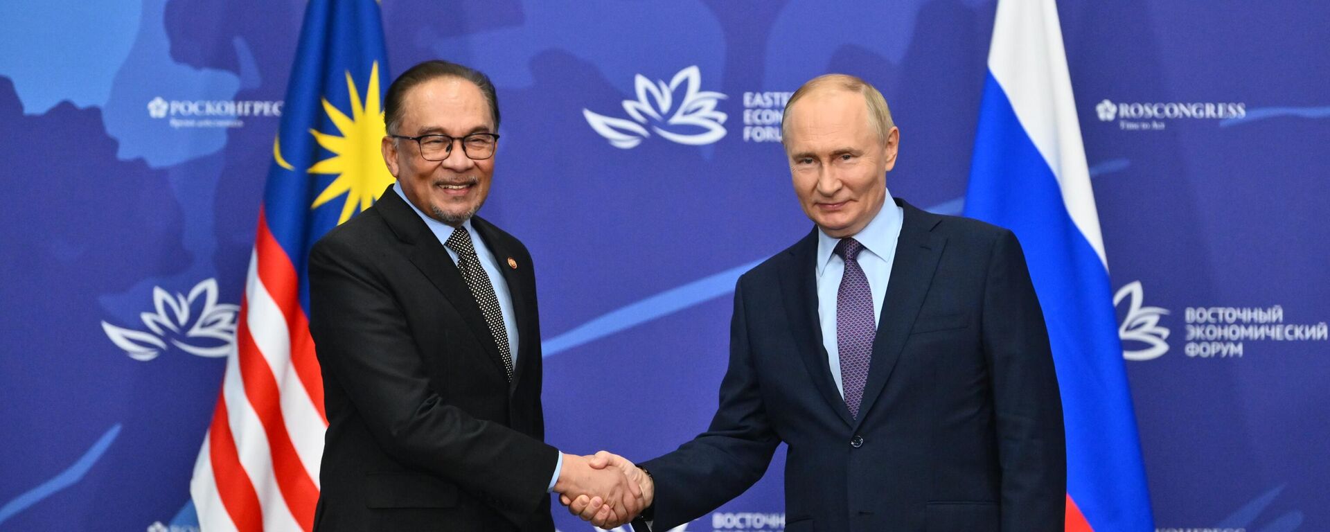 Tổng thống Nga Vladimir Putin và Thủ tướng Malaysia Anwar Ibrahim - Sputnik Việt Nam, 1920, 04.09.2024