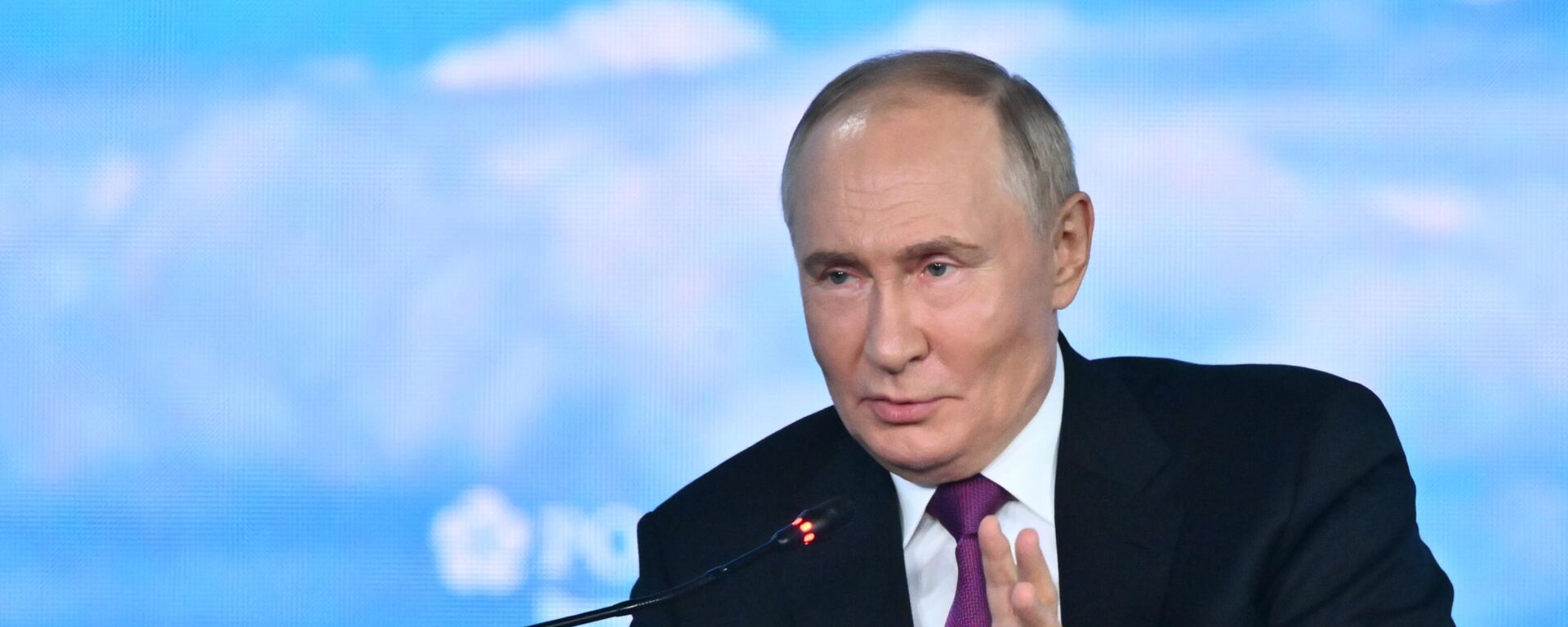 Tổng thống Nga Putin phát biểu tại phiên họp toàn thể Diễn đàn Kinh tế Phương Đông-2024 - Sputnik Việt Nam, 1920, 05.09.2024