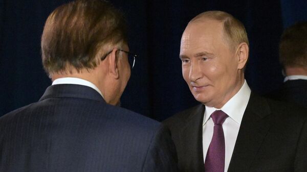 Tổng thống Nga Vladimir Putin và Thủ tướng Malaysia Anwar Ibrahim - Sputnik Việt Nam