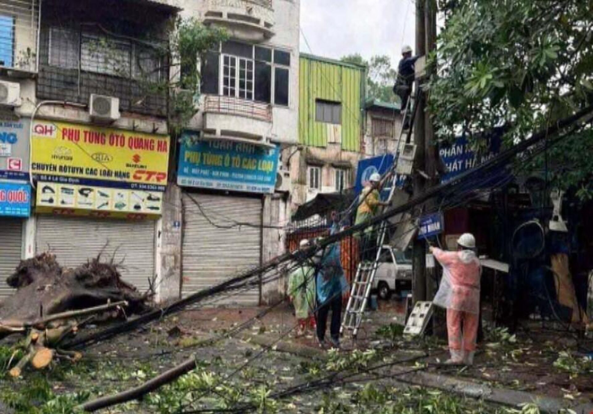 Lực lượng xung kích ngành điện lực khắc phục sự cố điện trên nhiều địa bàn thuộc thành phố Hà Nội - Sputnik Việt Nam, 1920, 08.09.2024