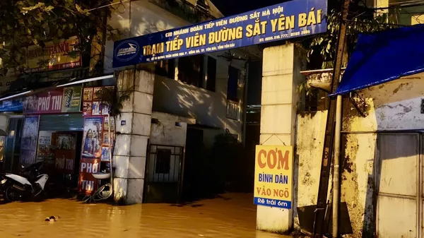 Nước sông Hồng tại Yên Bái dâng cao khiến nhiều tuyến đường, nhà dân bị ngập úng cục bộ - Sputnik Việt Nam