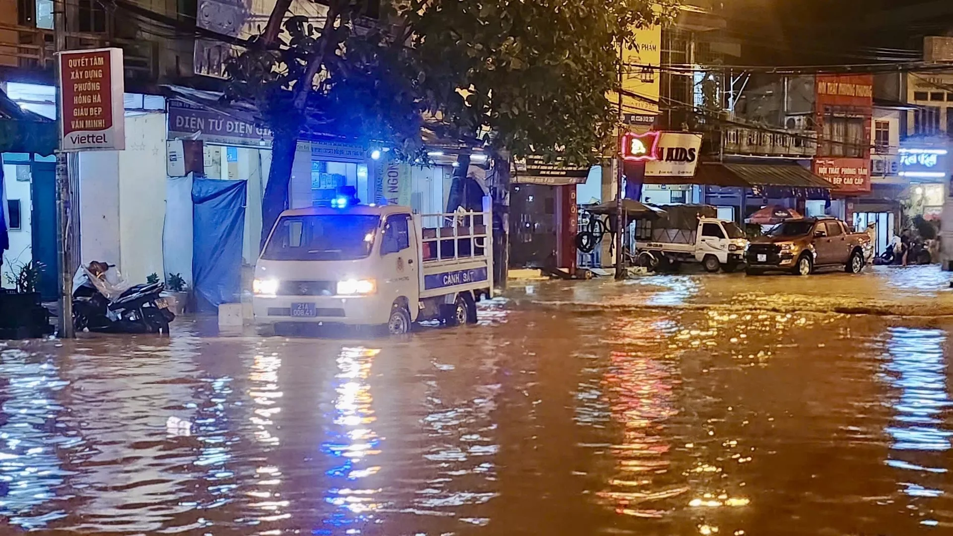 Nước sông Hồng tại Yên Bái dâng cao khiến nhiều tuyến đường, nhà dân bị ngập úng cục bộ - Sputnik Việt Nam, 1920, 09.09.2024