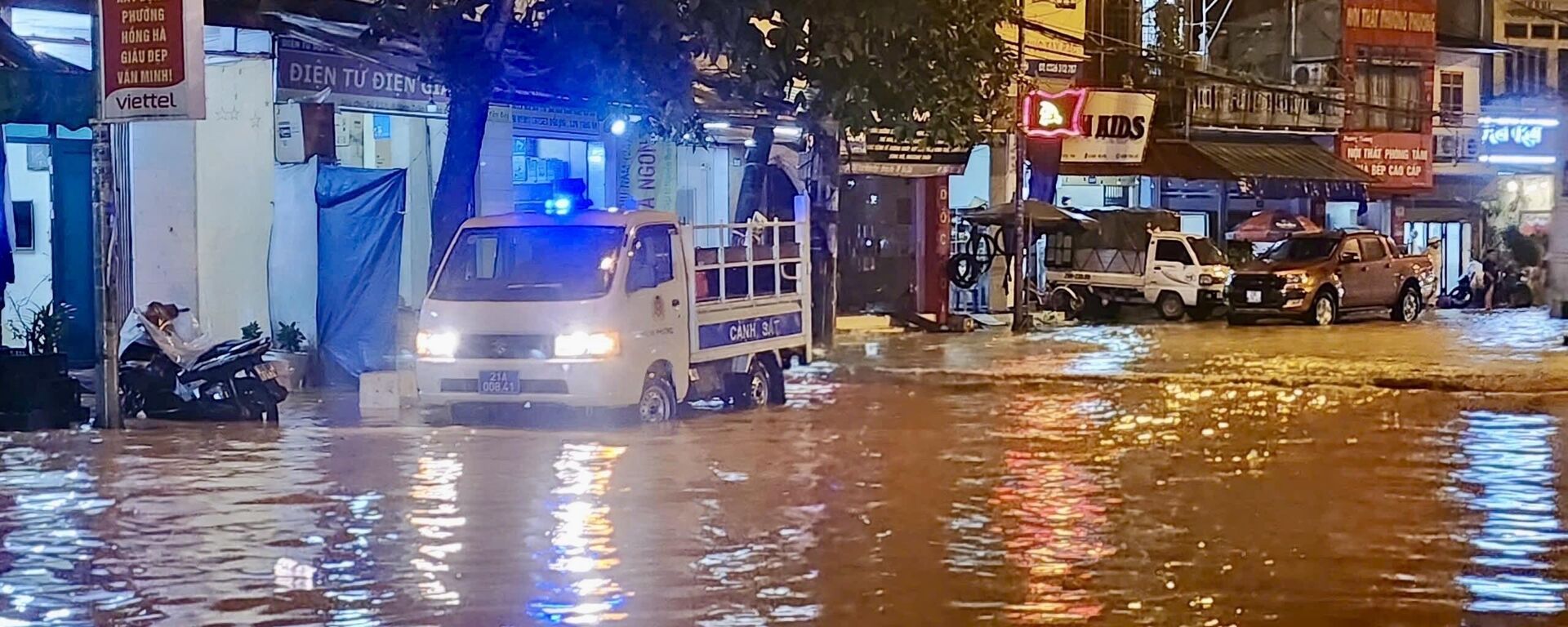 Nước sông Hồng tại Yên Bái dâng cao khiến nhiều tuyến đường, nhà dân bị ngập úng cục bộ - Sputnik Việt Nam, 1920, 09.09.2024