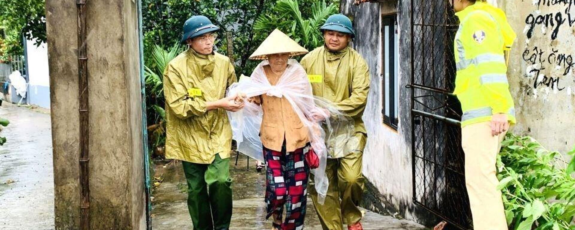 Công an Hà Nam hỗ trợ nhân dân ứng phó với bão số 3. - Sputnik Việt Nam, 1920, 27.09.2024