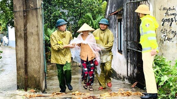 Công an Hà Nam hỗ trợ nhân dân ứng phó với bão số 3. - Sputnik Việt Nam