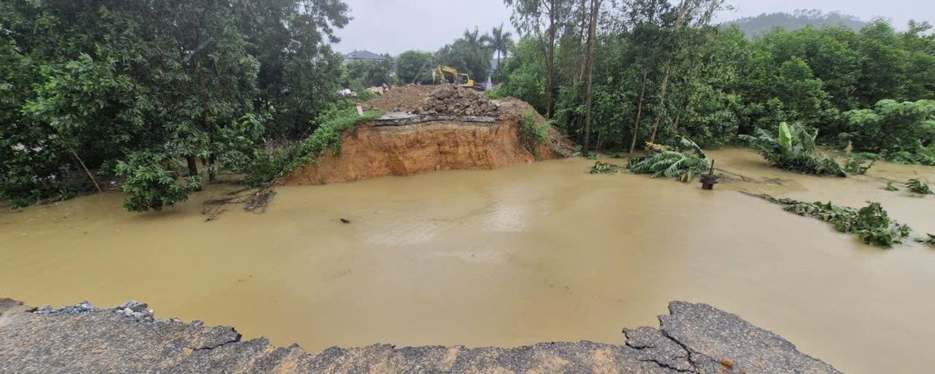 Đê tả sông Lô đoạn qua xã Quyết Thắng, huyện Sơn Dương, tỉnh Tuyên Quang bị vỡ hôm 10/9.  - Sputnik Việt Nam, 1920, 11.09.2024