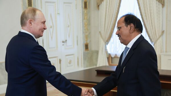 Tổng thống Nga Vladimir Putin và Cố vấn An ninh Quốc gia của Thủ tướng Cộng hòa Ấn Độ Ajit Kumar Doval trong cuộc gặp ở St. Petersburg. - Sputnik Việt Nam