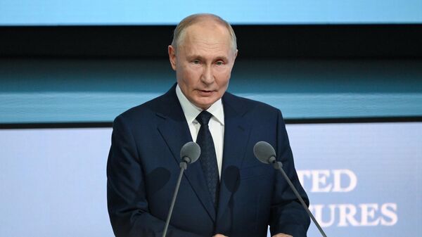 Tổng thống Nga Vladimir Putin phát biểu tại phiên họp toàn thể của Diễn đàn quốc tế X St. Petersburg về các nền văn hóa thống nhất. - Sputnik Việt Nam