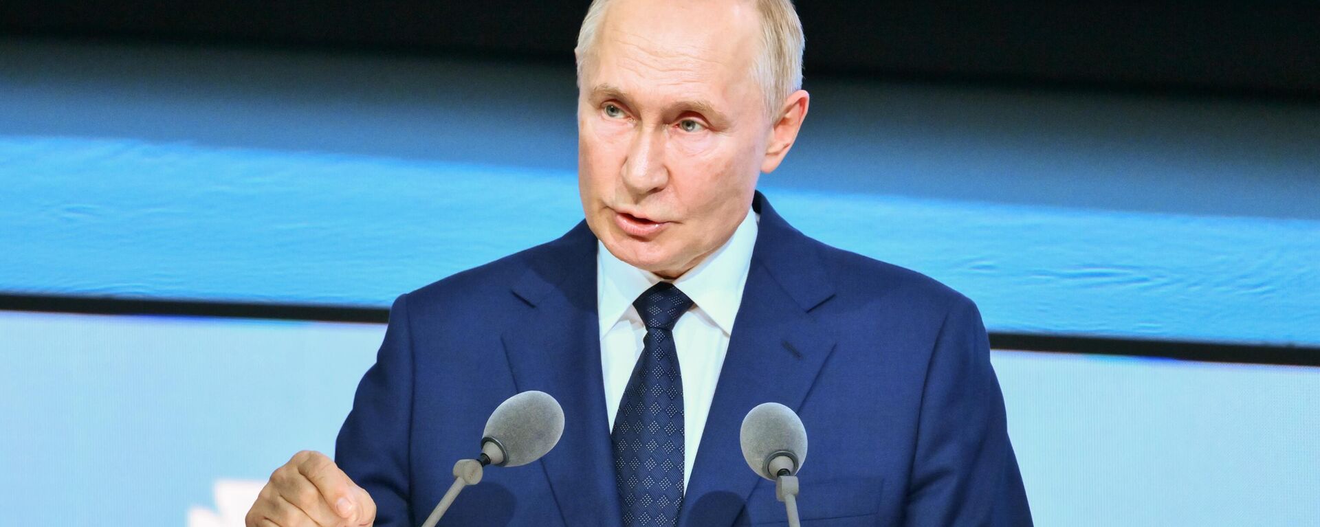 Ngày 12 tháng 9 năm 2024. Tổng thống Nga Vladimir Putin phát biểu tại phiên họp toàn thể của Diễn đàn Quốc tế X St. Petersburg về các nền văn hóa thống nhất. - Sputnik Việt Nam, 1920, 12.09.2024