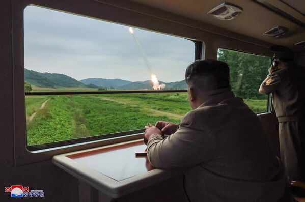 Lãnh đạo CHDCND Triều Tiên Kim Jong-un dự cuộc bắn thử hệ thống tên lửa phóng loạt 600 mm loại mới ở CHDCND Triều Tiên - Sputnik Việt Nam