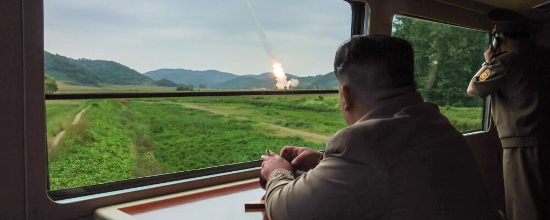 Lãnh đạo CHDCND Triều Tiên Kim Jong-un dự cuộc bắn thử hệ thống tên lửa phóng loạt 600 mm loại mới ở CHDCND Triều Tiên - Sputnik Việt Nam, 1920, 13.09.2024