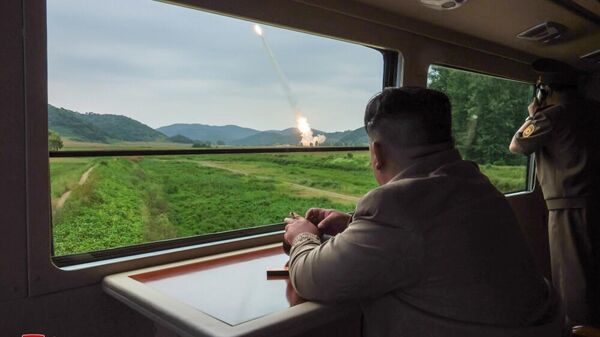 Lãnh đạo CHDCND Triều Tiên Kim Jong-un dự cuộc bắn thử hệ thống tên lửa phóng loạt 600 mm loại mới ở CHDCND Triều Tiên - Sputnik Việt Nam