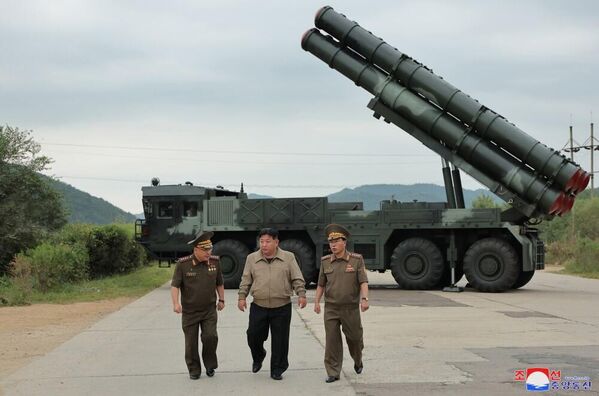 Lãnh đạo CHDCND Triều Tiên Kim Jong-un dự cuộc bắn thử hệ thống tên lửa phóng loạt 600 mm loại mới ở Triều Tiên - Sputnik Việt Nam