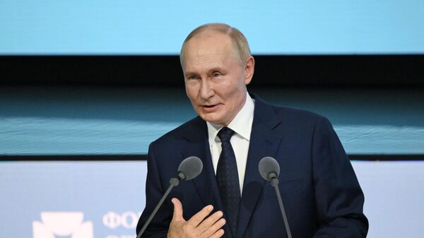 Ngày 12 tháng 9 năm 2024. Tổng thống Nga Vladimir Putin phát biểu tại phiên họp toàn thể của Diễn đàn Quốc tế X St. Petersburg về các nền văn hóa thống nhất. - Sputnik Việt Nam