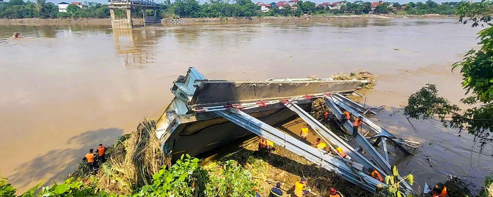 Lực lượng cứu hộ tỉnh Phú Thọ tiến hành hoạt động tìm kiếm tại khu vực cầu Phong Châu - Sputnik Việt Nam, 1920, 17.09.2024