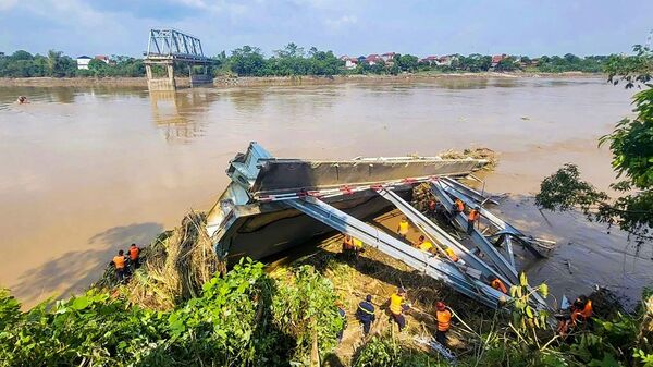 Lực lượng cứu hộ tỉnh Phú Thọ tiến hành hoạt động tìm kiếm tại khu vực cầu Phong Châu - Sputnik Việt Nam