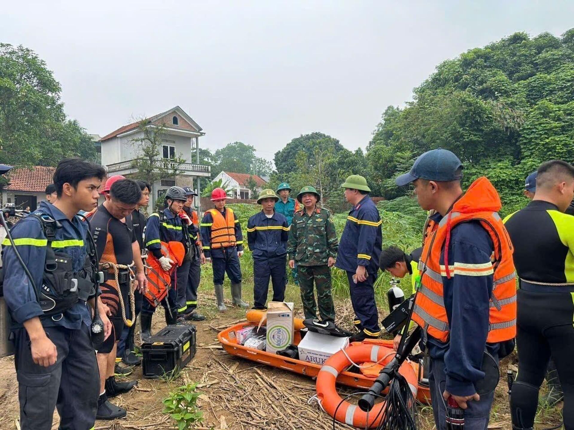 Phú Thọ huy động lực lượng, thiết bị xử lý vụ cầu Phong Châu bị sập và tìm kiếm nạn nhân mất tích - Sputnik Việt Nam, 1920, 15.09.2024