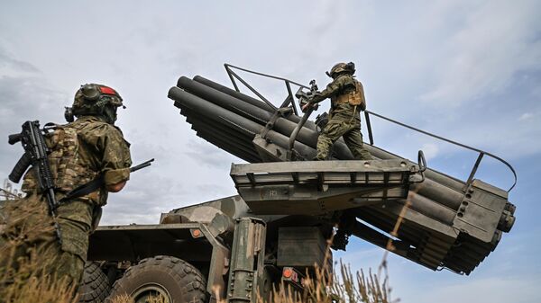 Phi hành đoàn Uragan MLRS thuộc Lữ đoàn pháo binh cận vệ 17 thuộc Quân đoàn 3 trong quá trình huấn luyện trong khu vực diễn ra chiến dịch quân sự đặc biệt. - Sputnik Việt Nam