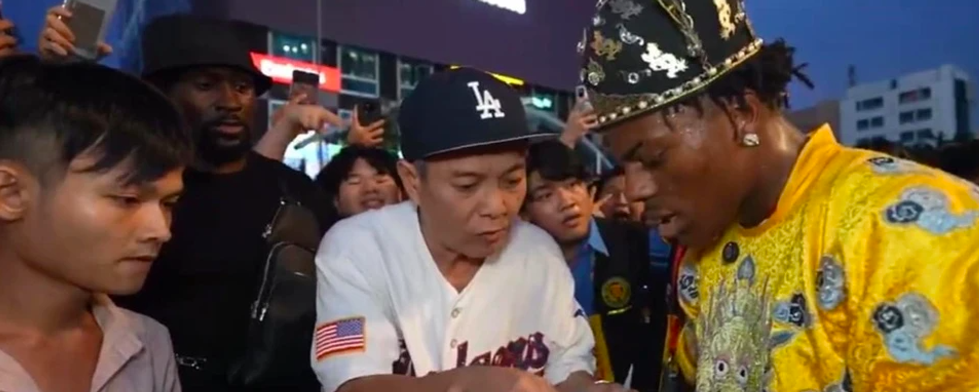 Người đàn ông trung niên (giữa) và nam thanh niên (góc trái) bị dân mạng Việt Nam phản ứng khi có hành động hét giá streamer ngoại quốc.  - Sputnik Việt Nam, 1920, 16.09.2024