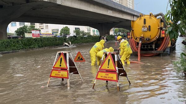 Hà Nội mưa lớn, nhiều tuyến phố ngập sâu, giao thông ùn tắc cục bộ - Sputnik Việt Nam